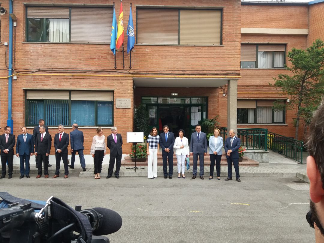 La directora del Colegio (a la izquierda en la fotografía) acompañó a la Reina Letizia durante su viista al centro con motivo de la inauguración del curso escolar el pasado mes de septiembre. La directora del Colegio (a la izquierda en la fotografía) acompañó a la Reina Letizia durante su viista al centro con motivo de la inauguración del curso escolar el pasado mes de septiembre.