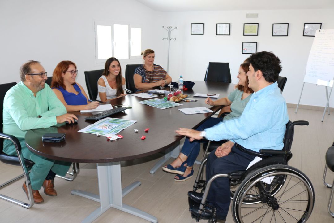 Reunión en la visita a Asprodisis del director general de Personas con Discapacidad de la Junta de Andalucía, Gonzalo Rivas. Reunión en la visita a Asprodisis del director general de Personas con Discapacidad de la Junta de Andalucía, Gonzalo Rivas.