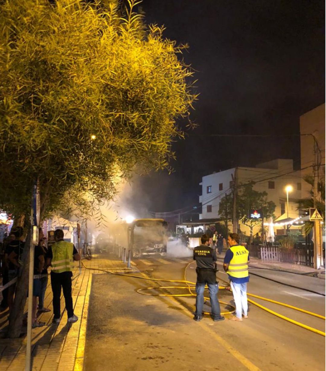Imagen del autobús calcinado en Sant Jordi Imagen del autobús calcinado en Sant Jordi