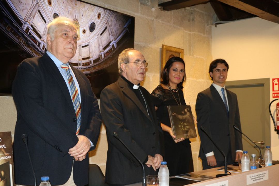 De izquierda a derecha, Juan Miguel González, el arzobispo Asenjo, Ana Isabel Gamero y Jesús Rojas-Marcos De izquierda a derecha, Juan Miguel González, el arzobispo Asenjo, Ana Isabel Gamero y Jesús Rojas-Marcos