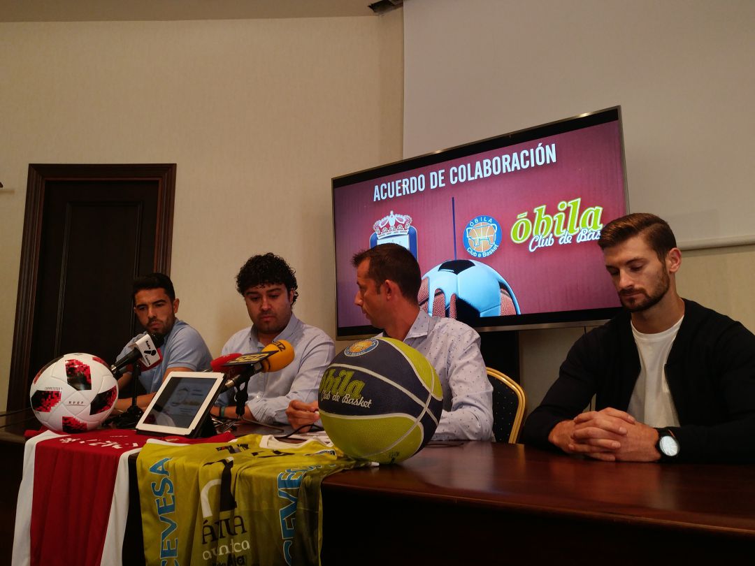 Un momento de la firma del convenio Un momento de la firma del convenio