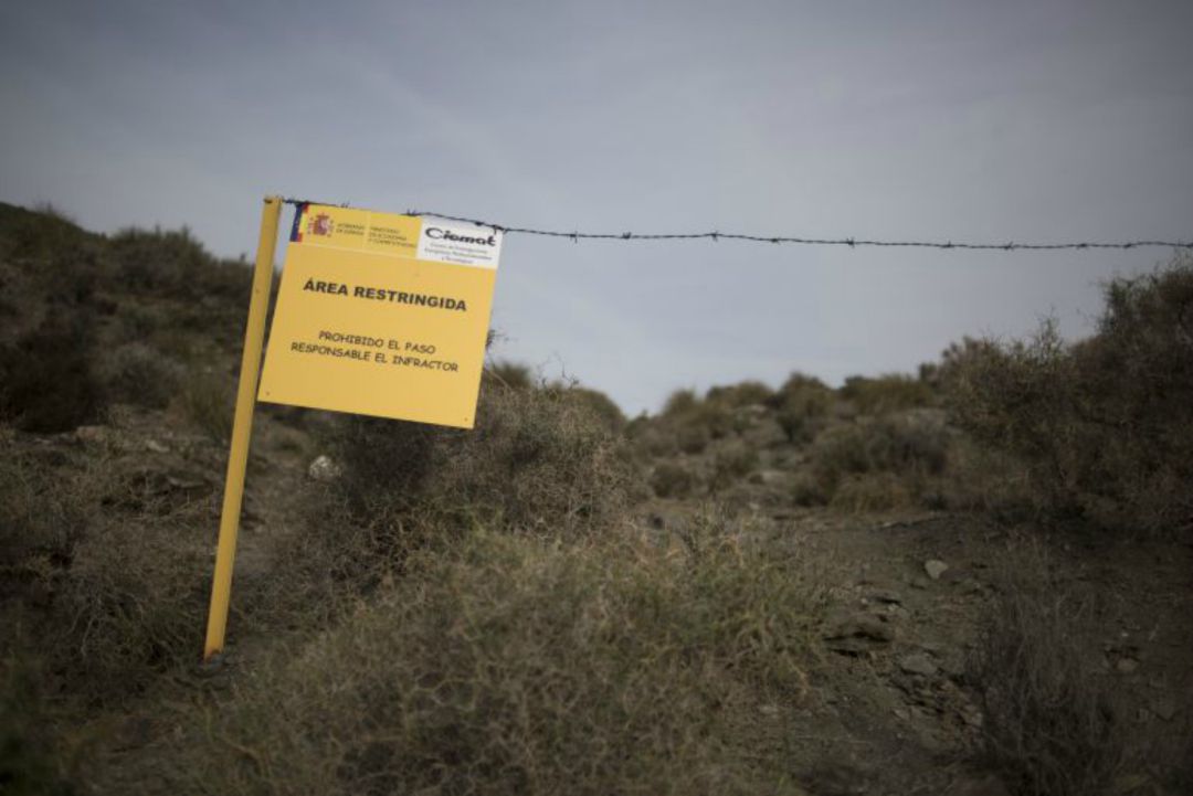 Un alambre y un cartel indican el principio del área de acceso restringido por contaminación en la llamada "zona 6" de Palomares. Un alambre y un cartel indican el principio del área de acceso restringido por contaminación en la llamada "zona 6" de Palomares.