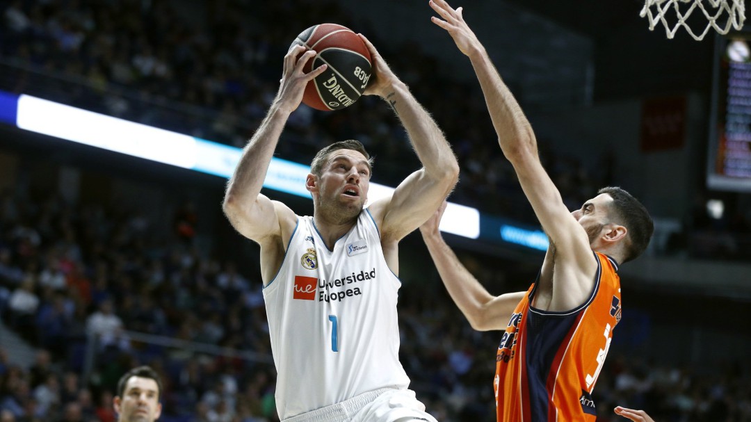 El Madrid gana al Valencia y ya lidera la Liga Endesa