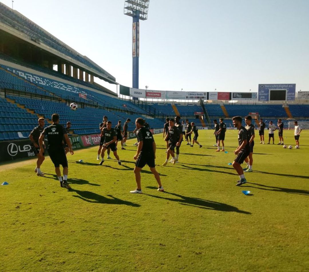 La plantilla del Hércules CF entrenandose en el Rico Pérez La plantilla del Hércules CF entrenandose en el Rico Pérez