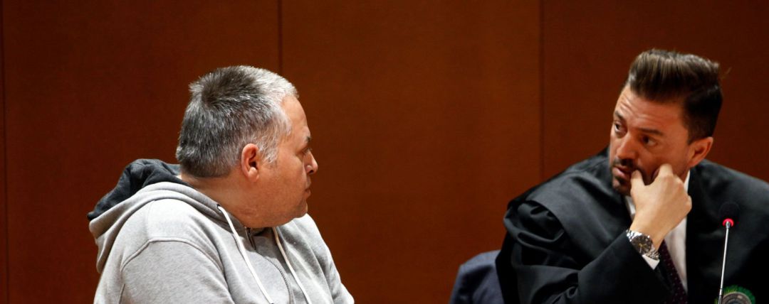 El acusado de haber matado a su hijo en la localidad coruñesa de Oza-Cesuras con una pala metálica en mayo de 2017, durante el juicio celebrado hoy en la Audiencia Provincial de A Coruña. El acusado de haber matado a su hijo en la localidad coruñesa de Oza-Cesuras con una pala metálica en mayo de 2017, durante el juicio celebrado hoy en la Audiencia Provincial de A Coruña.