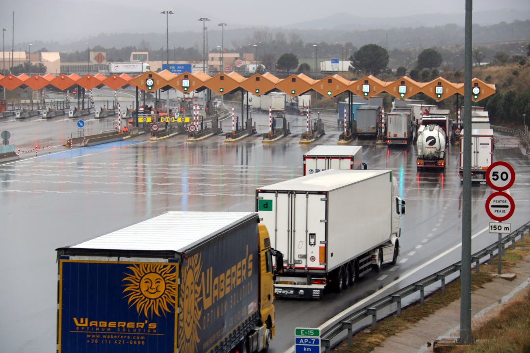 Camions començant a circular per l'autopista AP-7 en direcció sud a l'alçada de la Jonquera Camions començant a circular per l'autopista AP-7 en direcció sud a l'alçada de la Jonquera