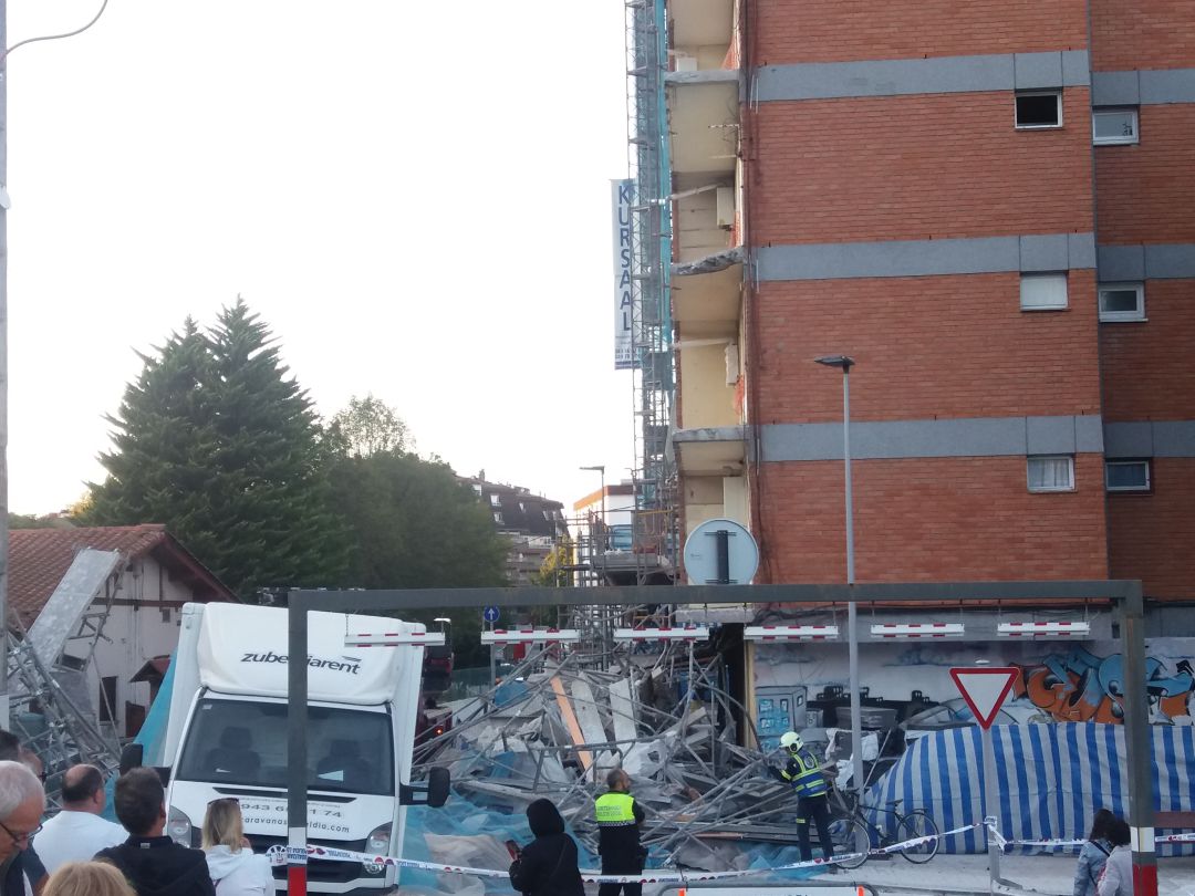 Situación en la que quedó la calle tras la caída de la estructura completa del andamio. 