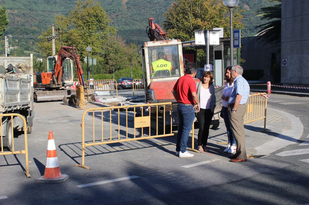 Obras en la parada del Hospital Bidasoa para instalar el pantógrafo de carga eléctrica para los nuevos autobuses. 