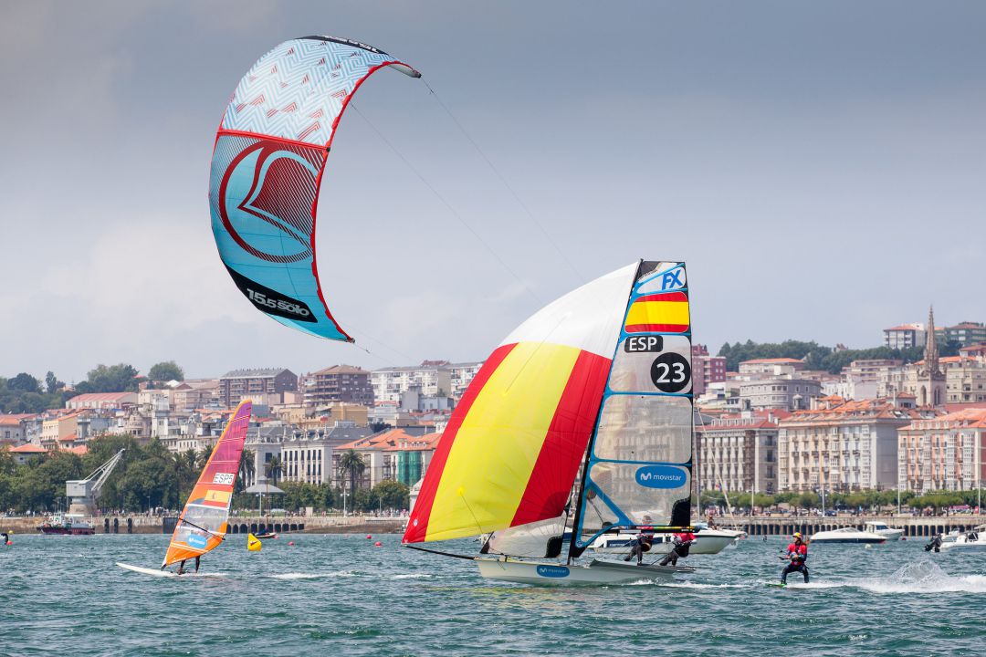 Marina Alabau, con la tabla de windsurf, Tamara Echegoyen en el 49erFX y Gisela Pulido con el kitesurf. Marina Alabau, con la tabla de windsurf, Tamara Echegoyen en el 49erFX y Gisela Pulido con el kitesurf.