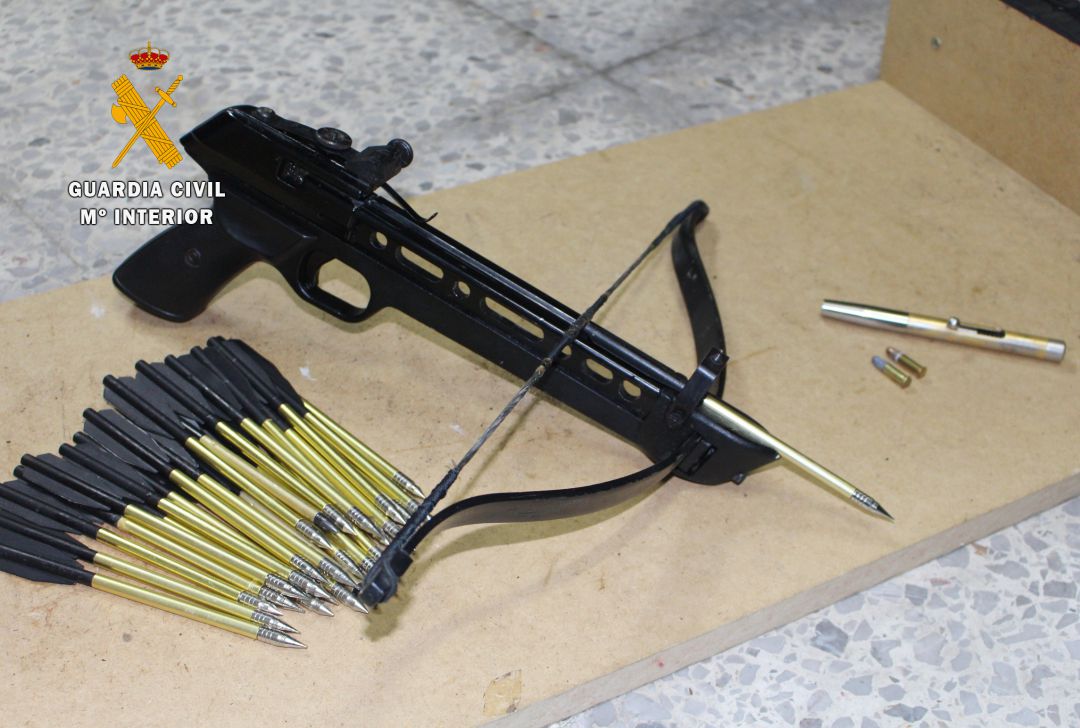 El denunciado entregó con el arma 26 proyectiles. El denunciado entregó con el arma 26 proyectiles.