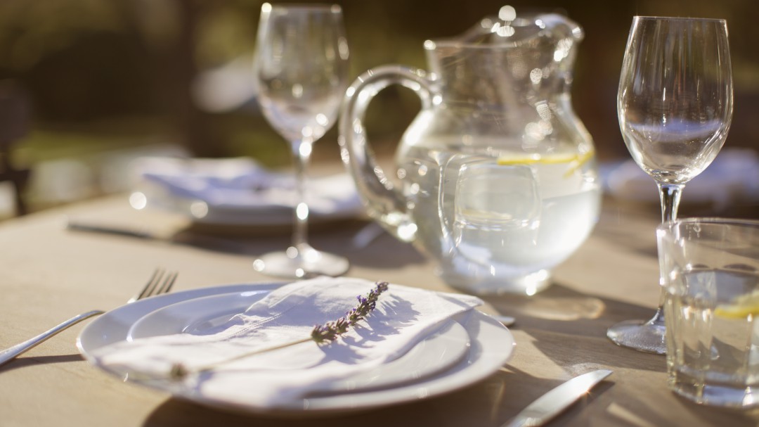 Debate sobre el agua gratis en los restaurantes y bares