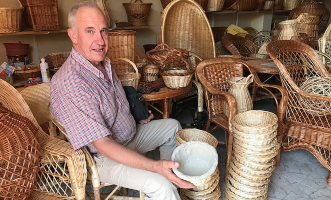 José Luis Encijo con los cestillos para la fermentación del pan en su taller de Villaconejos de Trabaque. José Luis Encijo con los cestillos para la fermentación del pan en su taller de Villaconejos de Trabaque.
