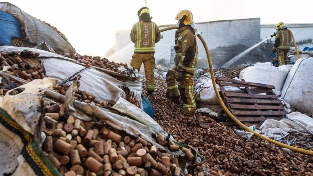 Un incendio calcina 8.300 m2 de vertedero y naves