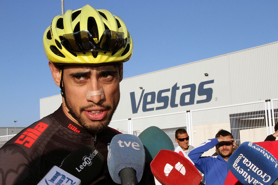 El trabajador de Vestas Andrés Turienzo inicia el viaje en bicicleta que le llevará a Dinamarca para reclamar el mantenimiento de la planta de Villadangos del Páramo (León) El trabajador de Vestas Andrés Turienzo inicia el viaje en bicicleta que le llevará a Dinamarca para reclamar el mantenimiento de la planta de Villadangos del Páramo (León)