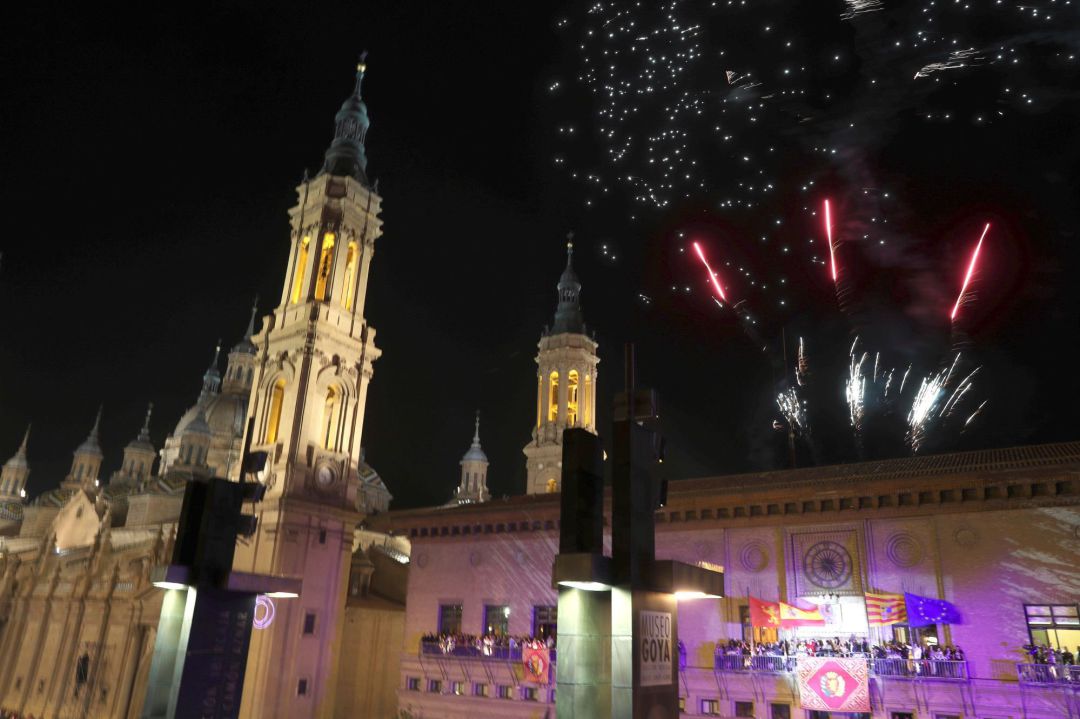 Miles de personas han abarrotado hoy la plaza del Pilar de Zaragoza para escuchar el pregón que marca el inicio de las Fiestas del Pilar Miles de personas han abarrotado hoy la plaza del Pilar de Zaragoza para escuchar el pregón que marca el inicio de las Fiestas del Pilar