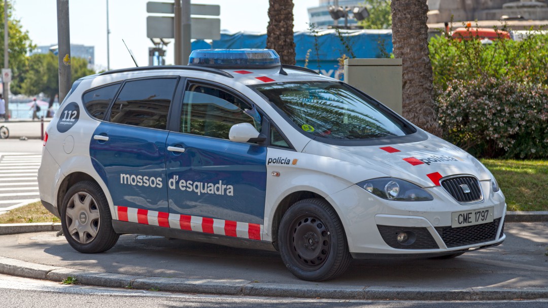 Un hombre mata a su pareja, atropella a su hija al huir en un pueblo de Girona y los Mossos le encuentra muerto