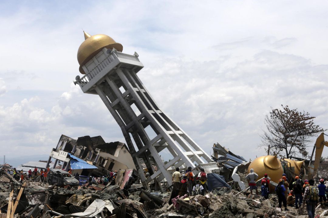 Al menos 5.000 desaparecidos tras el terremoto en Indonesia