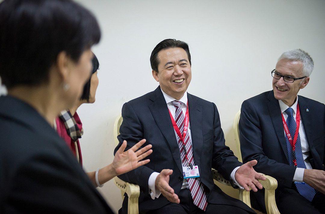 Imagen que muestra al presidente de Interpol, el chino Hongwei Meng (c), mientras conversa con varios compañeros en Bali, Indonesia. Imagen que muestra al presidente de Interpol, el chino Hongwei Meng (c), mientras conversa con varios compañeros en Bali, Indonesia.