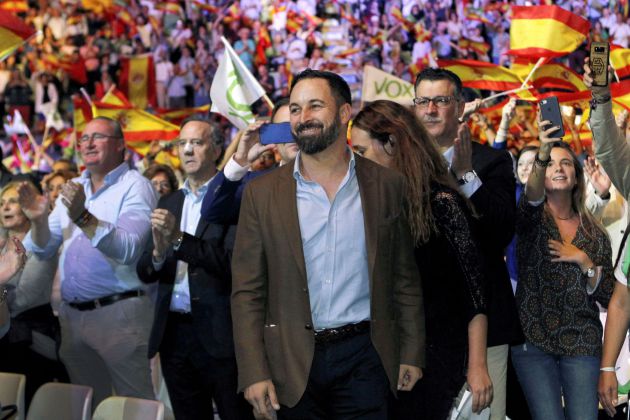 El presidente de Vox, Santiago Abascal, durante el acto que la formación celebra hoy en el Palacio de Vistalegre de Madrid, con el objetivo de llenar el recinto de banderas de España y exigir la convocatoria de elecciones anticipadas. El presidente de Vox, Santiago Abascal, durante el acto que la formación celebra hoy en el Palacio de Vistalegre de Madrid, con el objetivo de llenar el recinto de banderas de España y exigir la convocatoria de elecciones anticipadas.