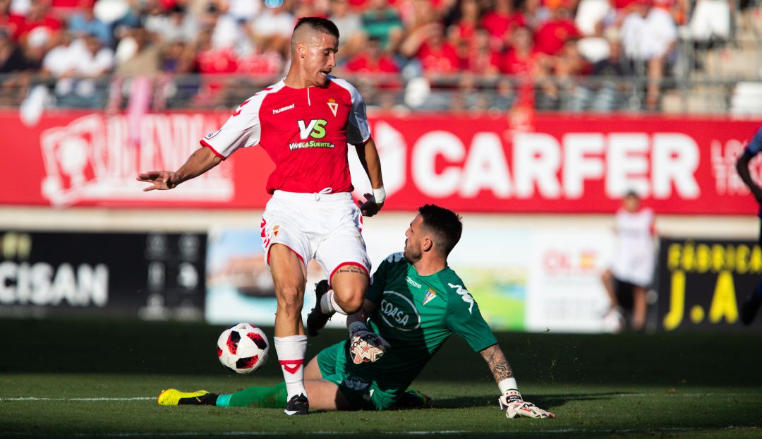 Un autogol en el 93' frena al Real Murcia y Hugo Álvarez explota por los impagos Un autogol en el 93' frena al Real Murcia y Hugo Álvarez explota por los impagos