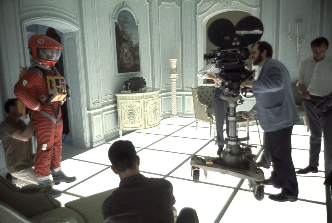Stanley Kubrick, durante el rodaje de '2001: una odisea en el espacio' en 1966. Dentro del traje espacial está el actor americano Keir Dullea. Stanley Kubrick, durante el rodaje de '2001: una odisea en el espacio' en 1966. Dentro del traje espacial está el actor americano Keir Dullea.