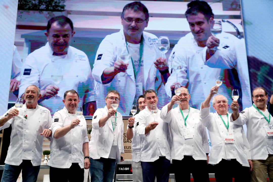 Juan Mari Arzak (2d), acompañado por Karlos Arguiñano (i), Martin Berasategi, Andoni Luis Aduriz, Eneko Atxa, Josean Allia, Pedro Subijana e Hilario Arbelaitz (d), durante un homenaje celebrado en San Sebastián Gastronomika. Juan Mari Arzak (2d), acompañado por Karlos Arguiñano (i), Martin Berasategi, Andoni Luis Aduriz, Eneko Atxa, Josean Allia, Pedro Subijana e Hilario Arbelaitz (d), durante un homenaje celebrado en San Sebastián Gastronomika.