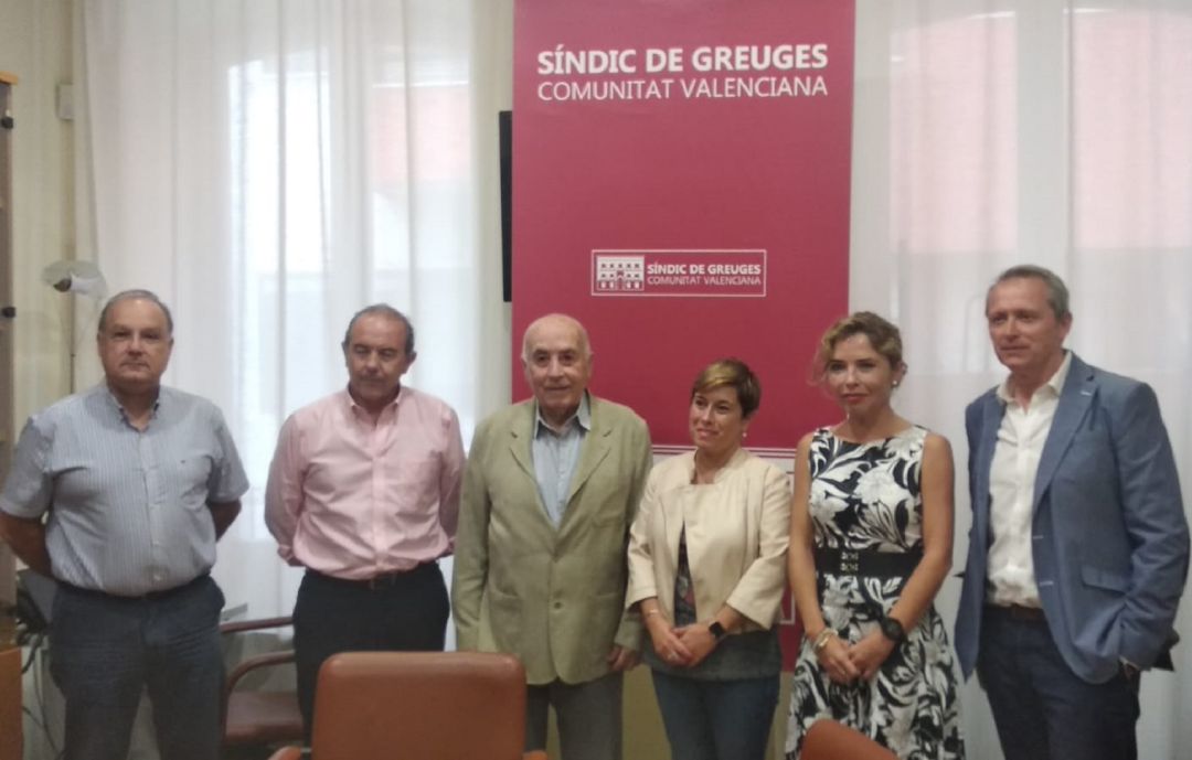 Ciudadanos tras presentar la queja ante el Síndic de Greuges Ciudadanos tras presentar la queja ante el Síndic de Greuges