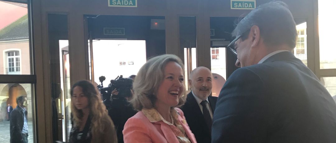 Nadia Calviño saluda a Julio Abalde ante la atenta mirada de Javier Losada Nadia Calviño saluda a Julio Abalde ante la atenta mirada de Javier Losada