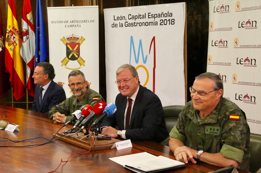 Silván anima a los leoneses a participar en la jura de bandera Silván anima a los leoneses a participar en la jura de bandera