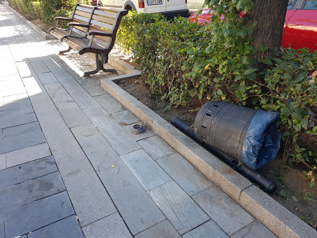 Papelera destrozada en el Paseo Fernández Iparraguirre Papelera destrozada en el Paseo Fernández Iparraguirre