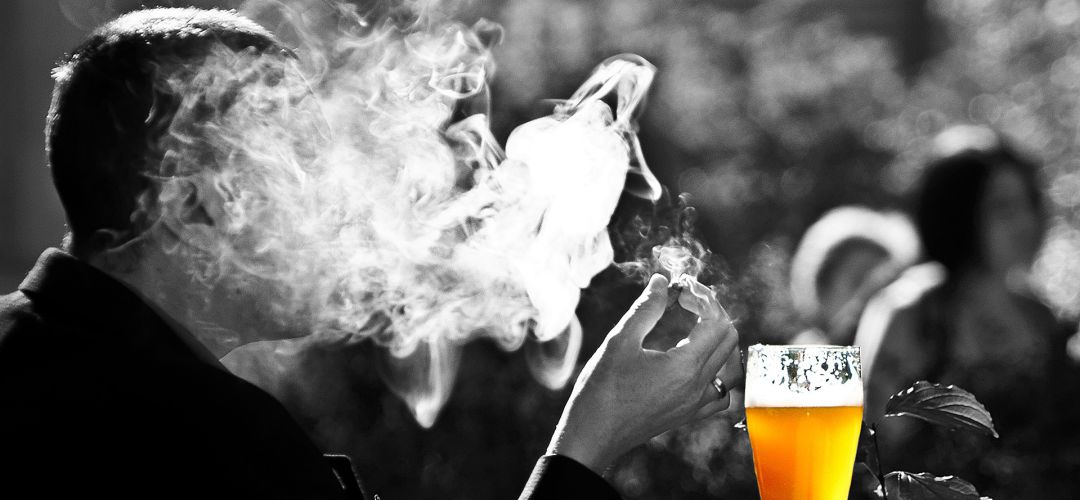 Hombre fumando un cigarro Hombre fumando un cigarro