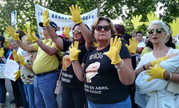 Manifestantes frente a la Audiencia en la primera sesión de juicio Manifestantes frente a la Audiencia en la primera sesión de juicio