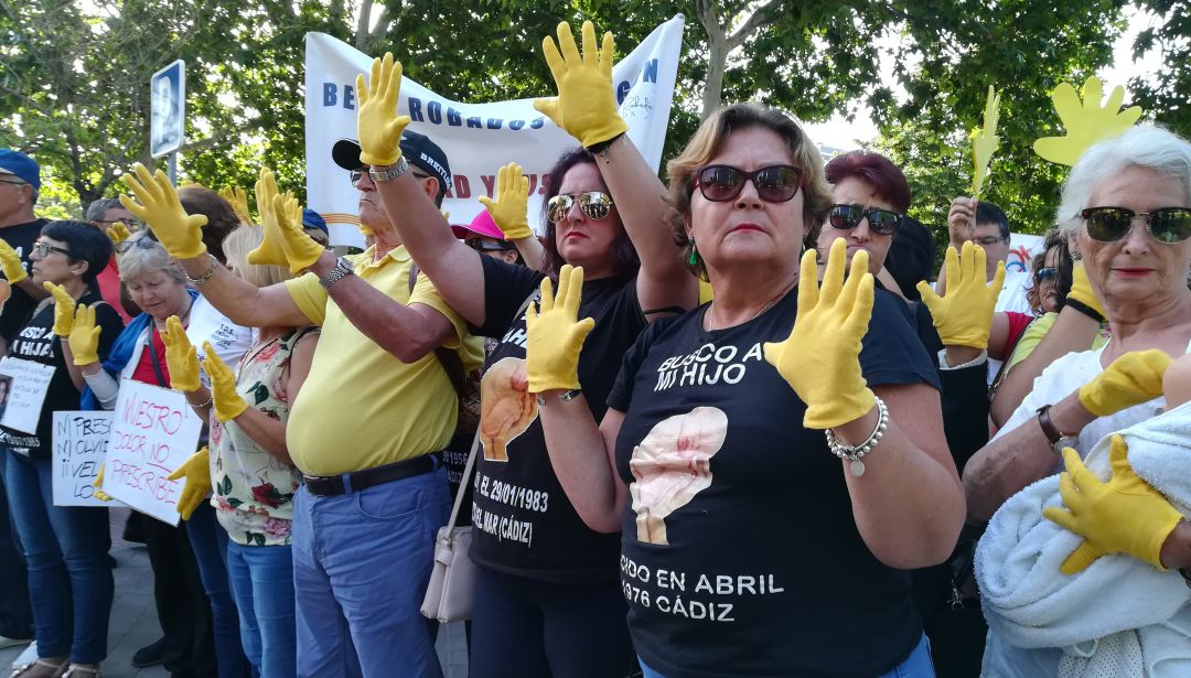 Denunciantes del robo de bebés frente a la Audiencia durante el juicio de 2018 que absolvió al Dr. Vela por prescripción del delito. Denunciantes del robo de bebés frente a la Audiencia durante el juicio de 2018 que absolvió al Dr. Vela por prescripción del delito.
