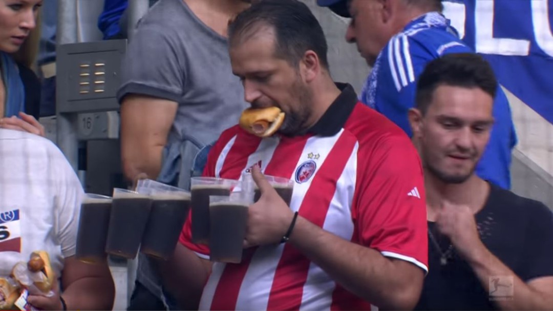 Cómo llevar ocho cervezas y un perrito caliente hasta tu asiento y no morir en el intento