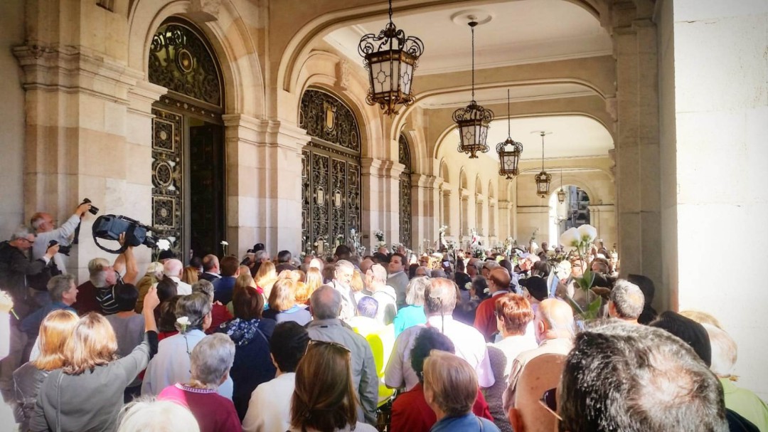 Los autores de la alfombra exigen disculpas e indemnización por escrito