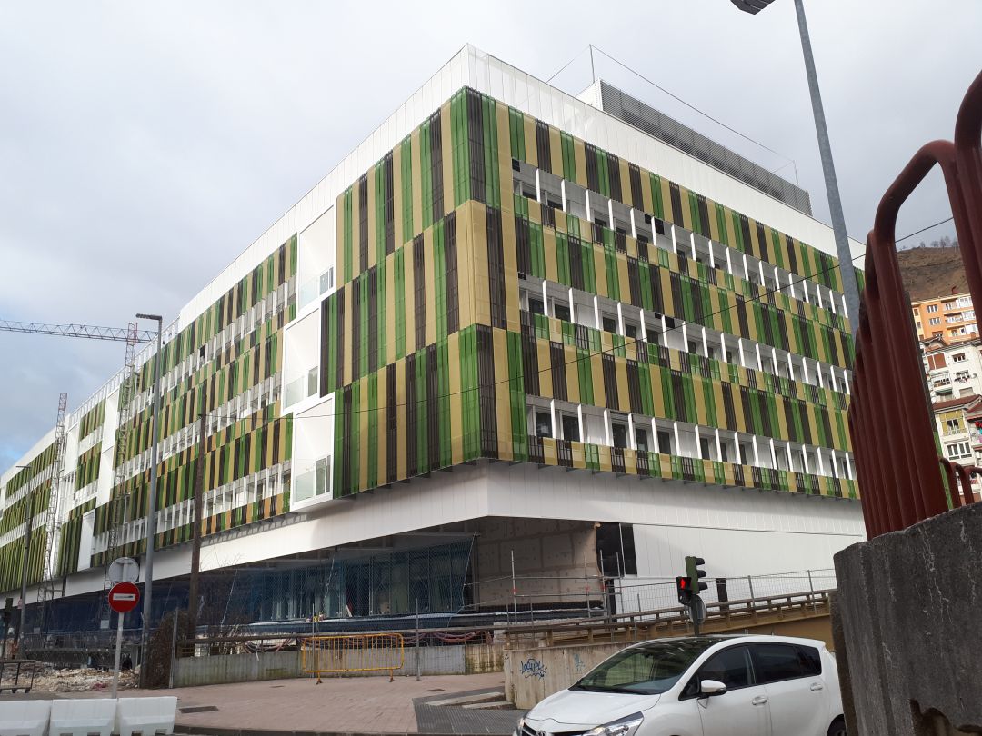 El Hospital de Eibar se sitúa en la Avenida Otaola, en la entrada a la ciudad desde Ermua El Hospital de Eibar se sitúa en la Avenida Otaola, en la entrada a la ciudad desde Ermua