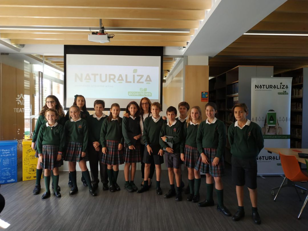 Nieves Rey, directora de comunicación de Ecoembes, junto con alumnos del colegio Virgen María. Nieves Rey, directora de comunicación de Ecoembes, junto con alumnos del colegio Virgen María.