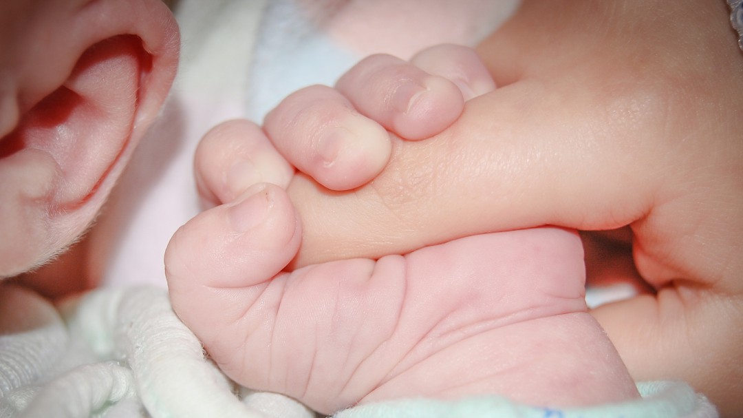 ¿Por qué no llega a Navarra la devolución del IRPF del permiso de maternidad?