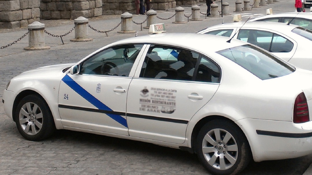 IU pide a los taxis que esperen a que las usuarias entren en sus domicilios por la noche