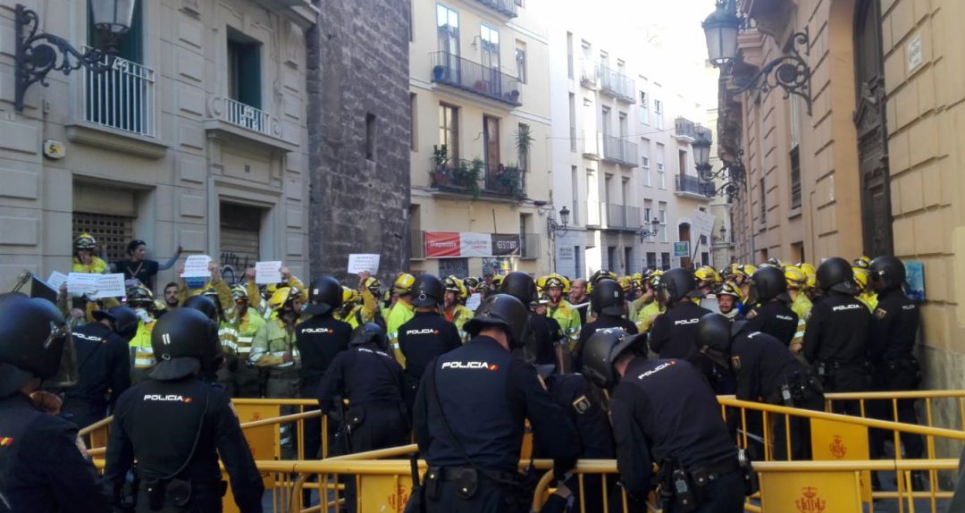 Los bomberos manifestándose frente al Palau de la Generalitat Los bomberos manifestándose frente al Palau de la Generalitat