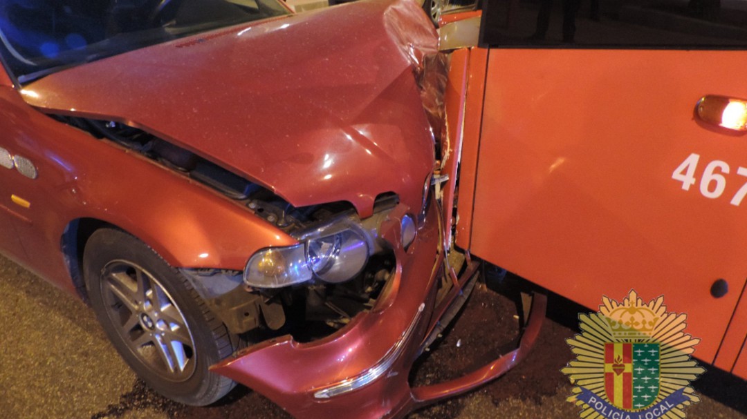 Un conductor borracho se empotra en un autobús y se queda dormido