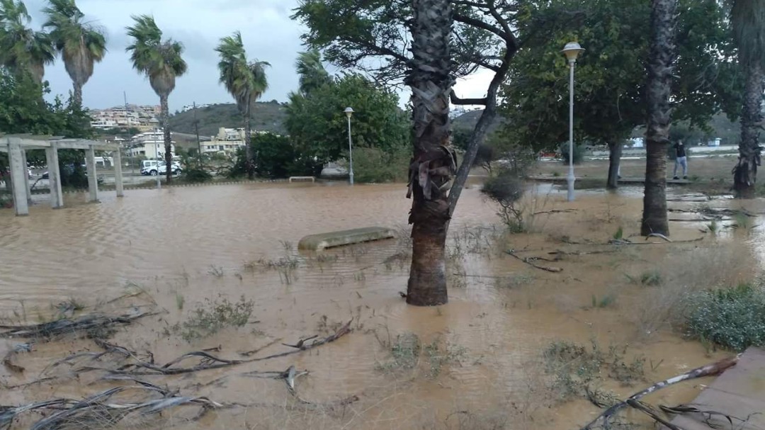 La lluvia desborda arroyos en la Axarquía y anega varios calles en San Pedro de Alcántara