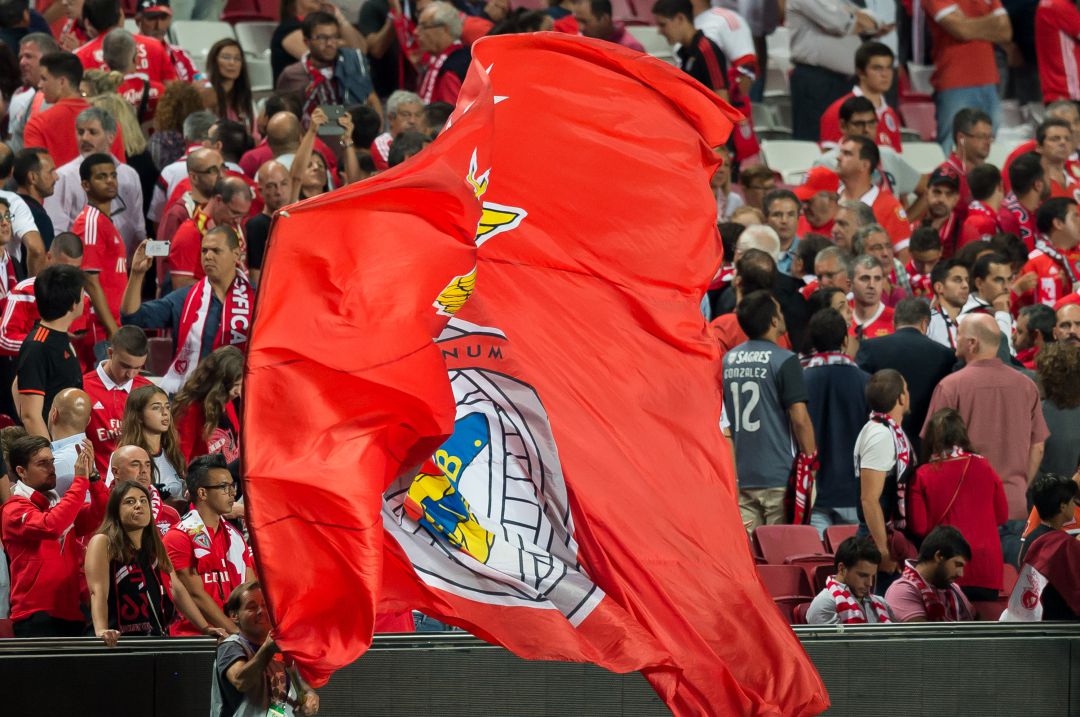 Aficionados del Benfica en el estadio La Luz. Aficionados del Benfica en el estadio La Luz.