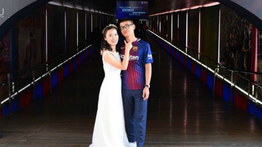 Una pareja asiática recupera un año después su foto de novios en el Camp Nou