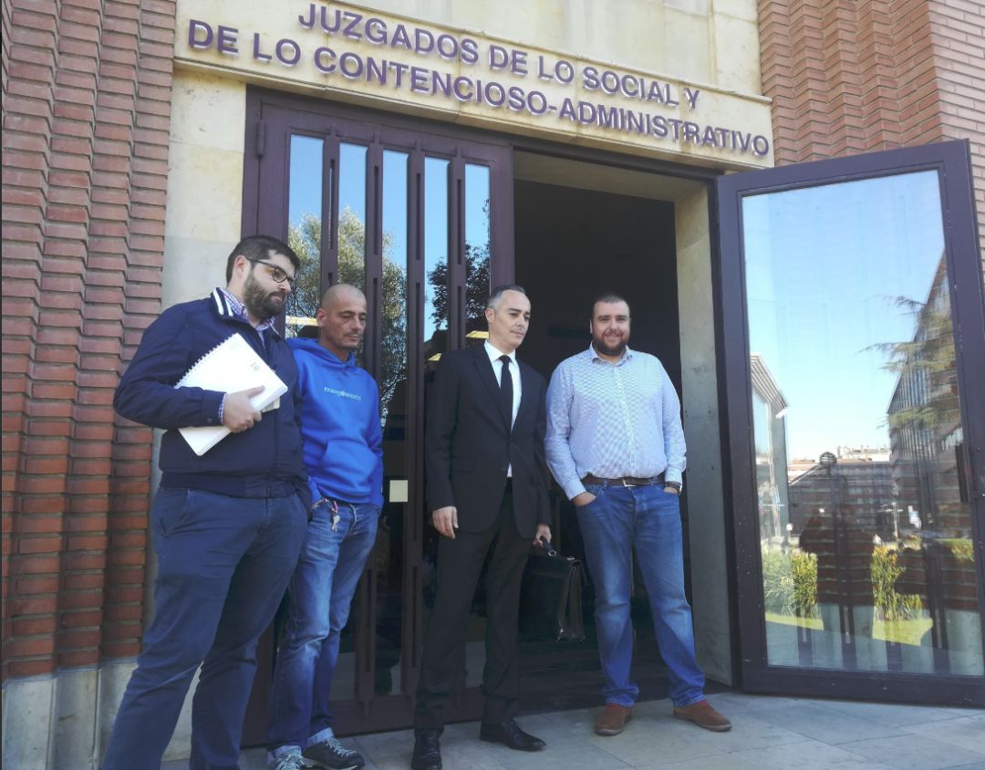 Los protagonistas, minutos antes de la vista celebrada este miércoles en el Juzgado Número 2 de lo Mercantil de Oviedo. Los protagonistas, minutos antes de la vista celebrada este miércoles en el Juzgado Número 2 de lo Mercantil de Oviedo.