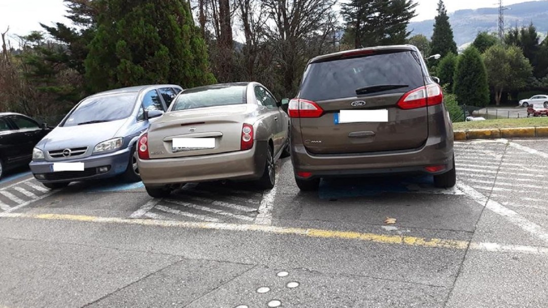 Foto denuncia: un 'ciudadano ejemplar' estaciona en el parking para personas con movilidad reducida de Cabueñes, sin tarjeta y 'a cuchillo'