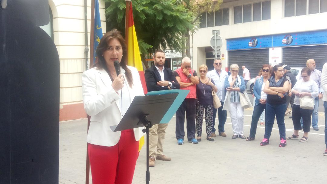 La presidenta del PP en Dénia, María Mut, durante su discurso por el 9 d'Octubre. La presidenta del PP en Dénia, María Mut, durante su discurso por el 9 d'Octubre.