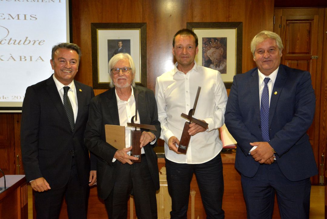 Los dos galardonados con el alcalde José Chulvi y el concejal de Cultura, Quico Moragues. Los dos galardonados con el alcalde José Chulvi y el concejal de Cultura, Quico Moragues.