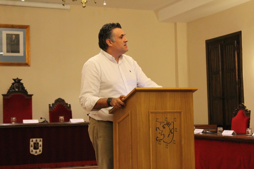 El Alcalde de Coria, José Manuel García Ballesteros, durante su comparecencia de esta mañana El Alcalde de Coria, José Manuel García Ballesteros, durante su comparecencia de esta mañana