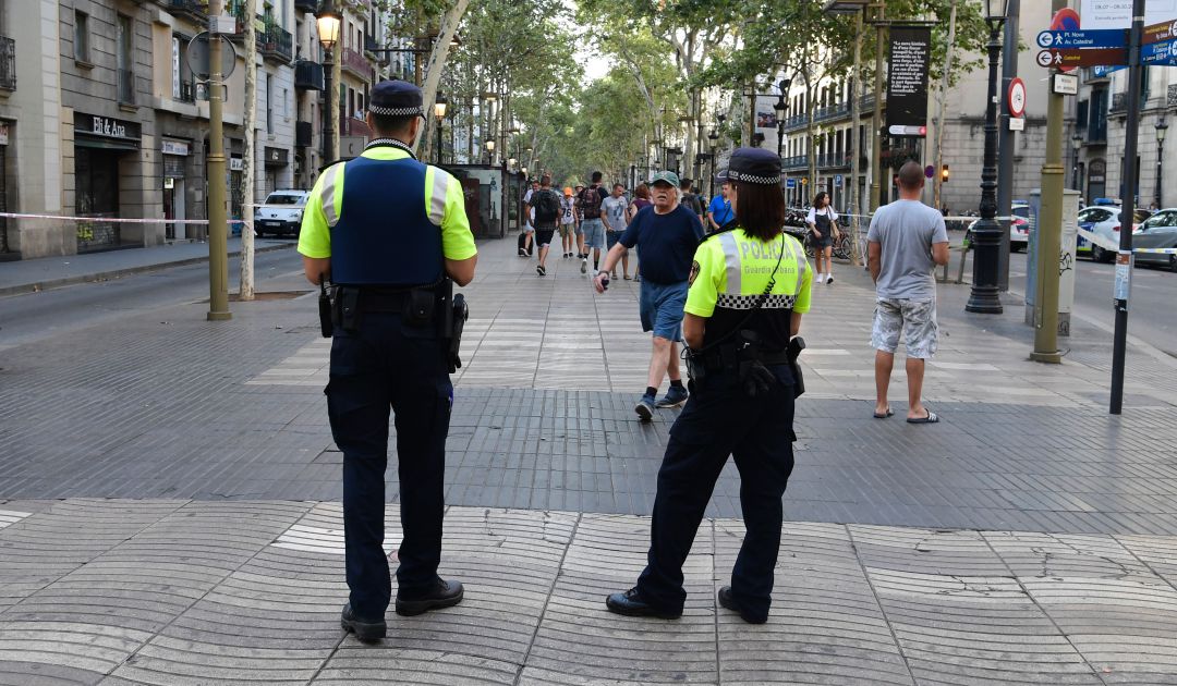 La policía patrulla Las Ramblas un día después del atentado en Barcelona La policía patrulla Las Ramblas un día después del atentado en Barcelona